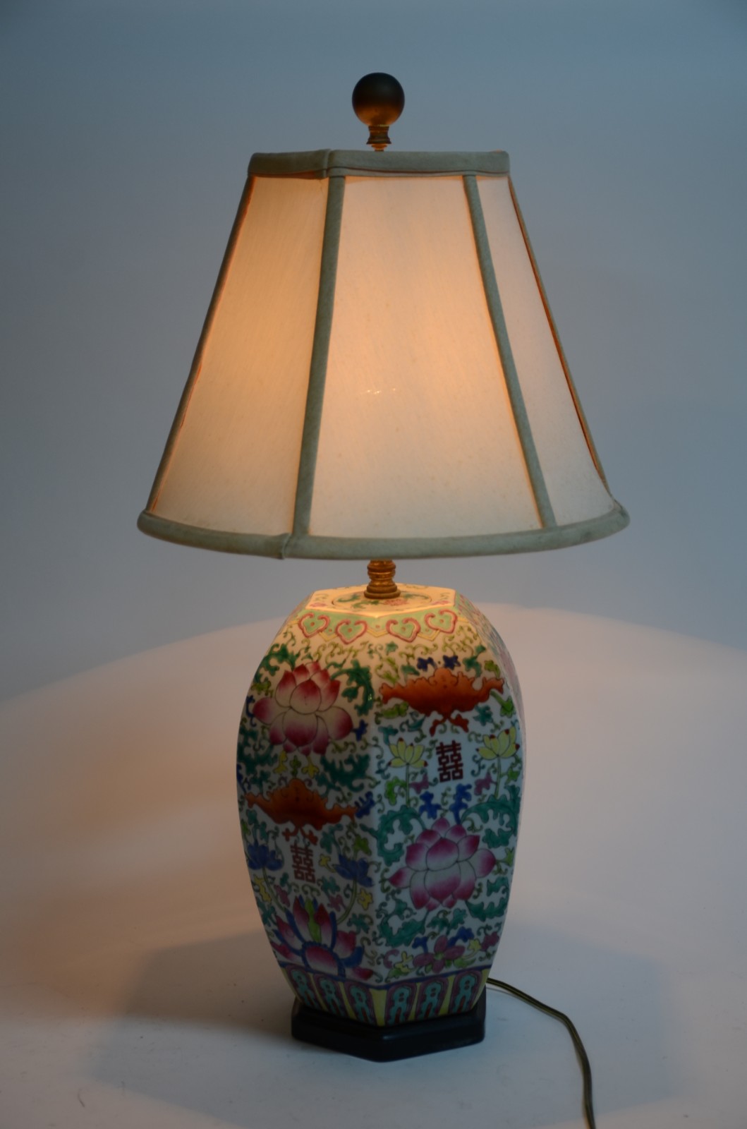 Abatjour de porcelana chinesa, decoração floral em policromia... - foto 4 de 4