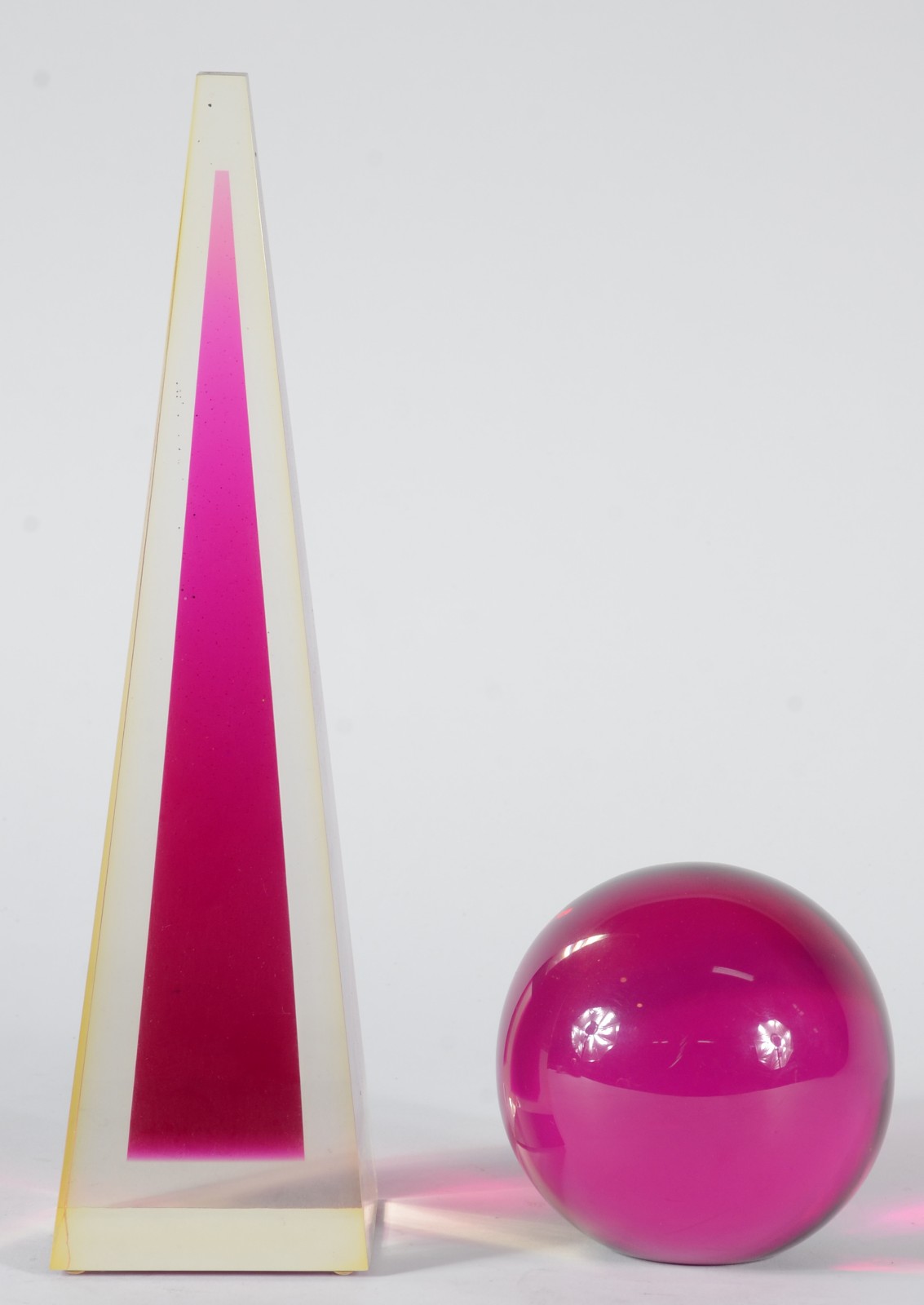 Duas peças decorativas de resina de poliéster rosa, sendo um obelisco... - foto 1 de 3