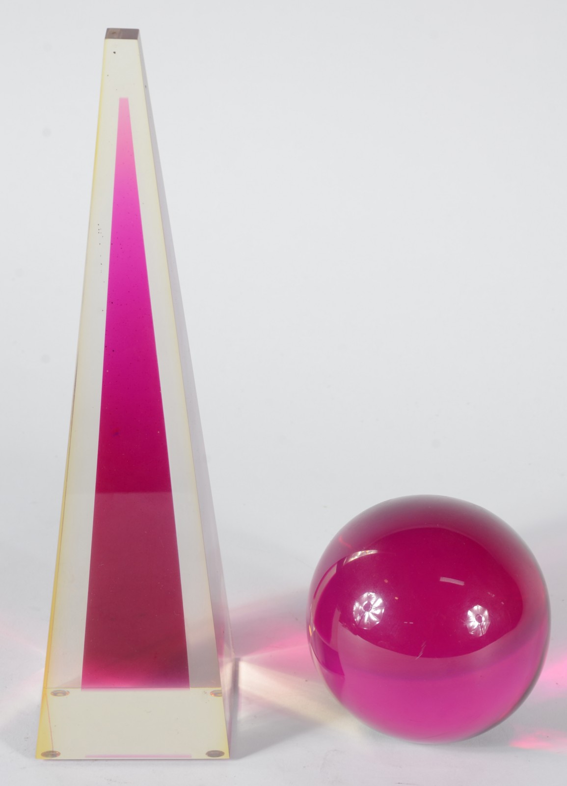 Duas peças decorativas de resina de poliéster rosa, sendo um obelisco... - foto 2 de 3