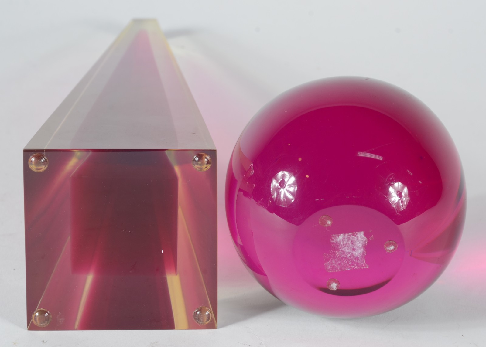 Duas peças decorativas de resina de poliéster rosa, sendo um obelisco... - foto 3 de 3