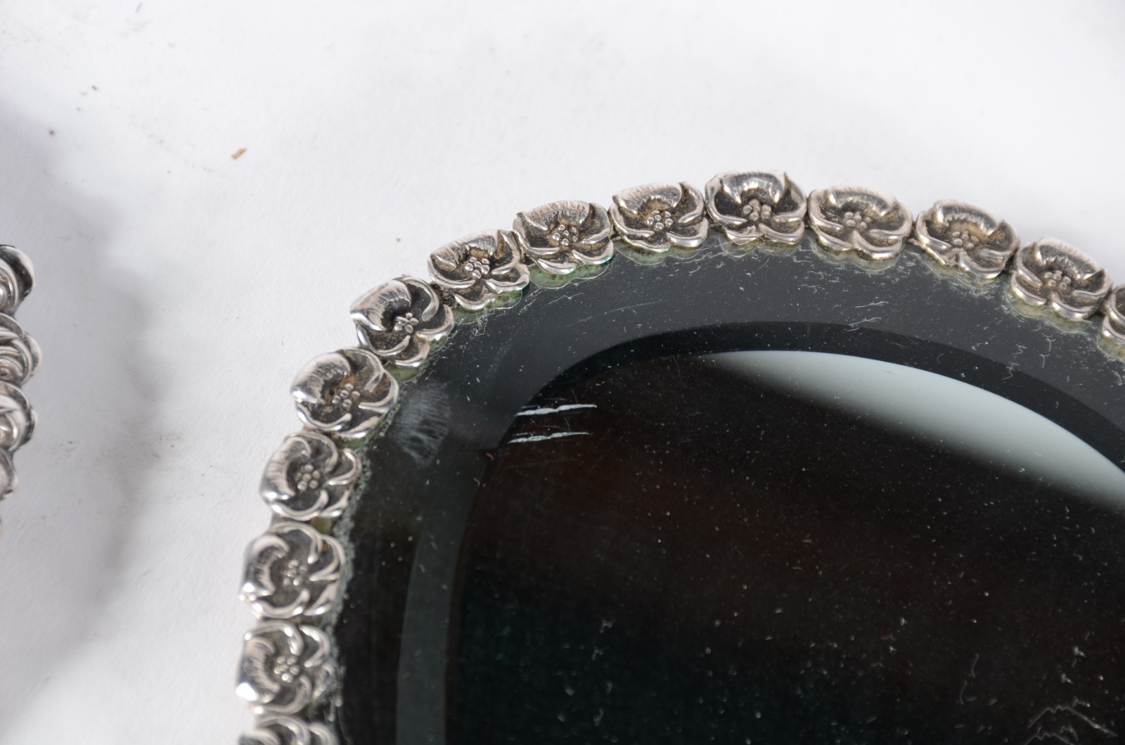 Três espelhos de cristal bisotado de mão com guarnição de prata de... - foto 5 de 5