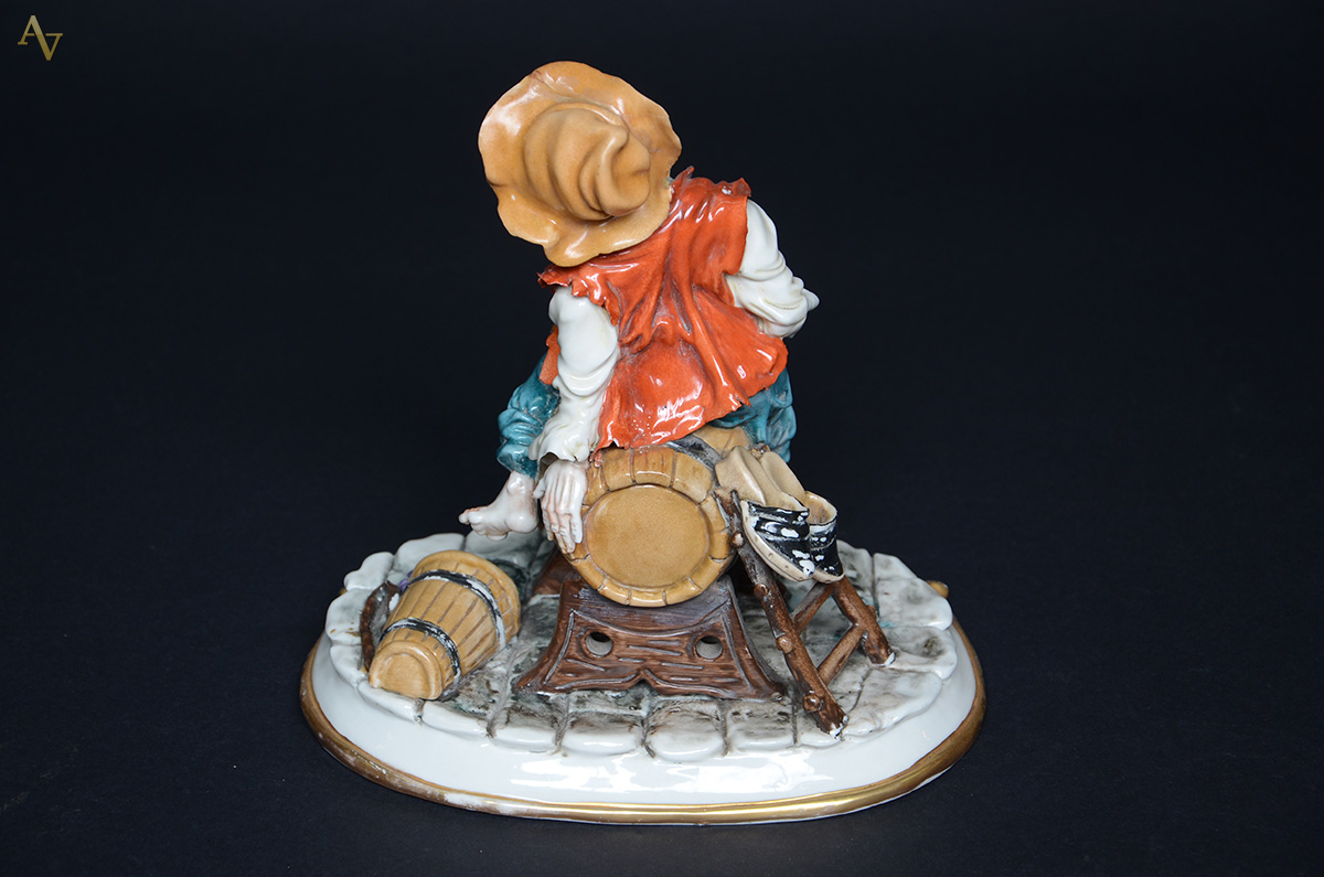 Estatueta de porcelana italiana Capodimonte. Altura 24 cm. - foto 2 de 2