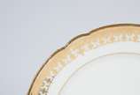 Prato raso de jantar de porcelana francesa. Ser... - Prato raso de jantar de porcelana francesa. Serviço do Paço da Cidade, século XIX. Peça do mesmo serviço reproduzida na página 225 do livro "Lou...