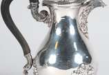 Bule de prata francesa contrastada Cabeça de Mi... - Bule de prata francesa contrastada Cabeça de Minerva, decoração cinzelada de folhagem estilizada, alça de madeira. Peso total com alça de madeir...