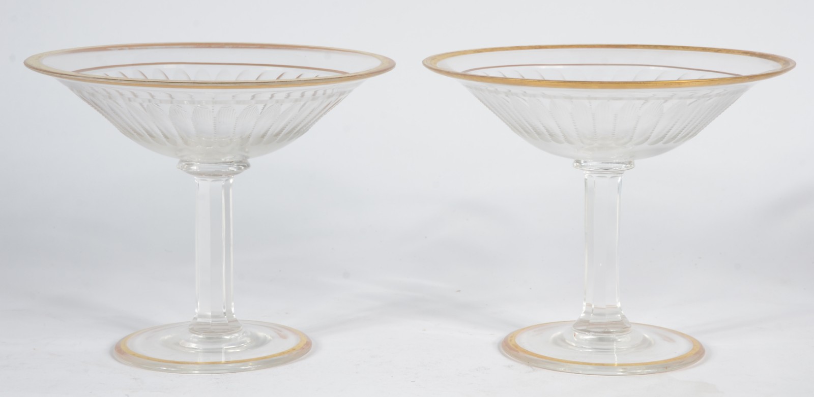 Elegante par de fruteiras de pé alto de cristal europeu, bojos... - foto 1 de 3