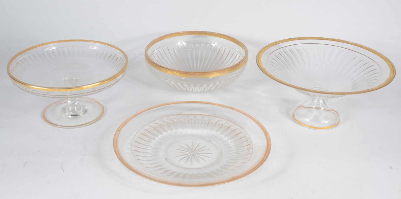 Quatro peças de cristal europeu com bojos gomados e bordas douradas... - foto 1 de 6