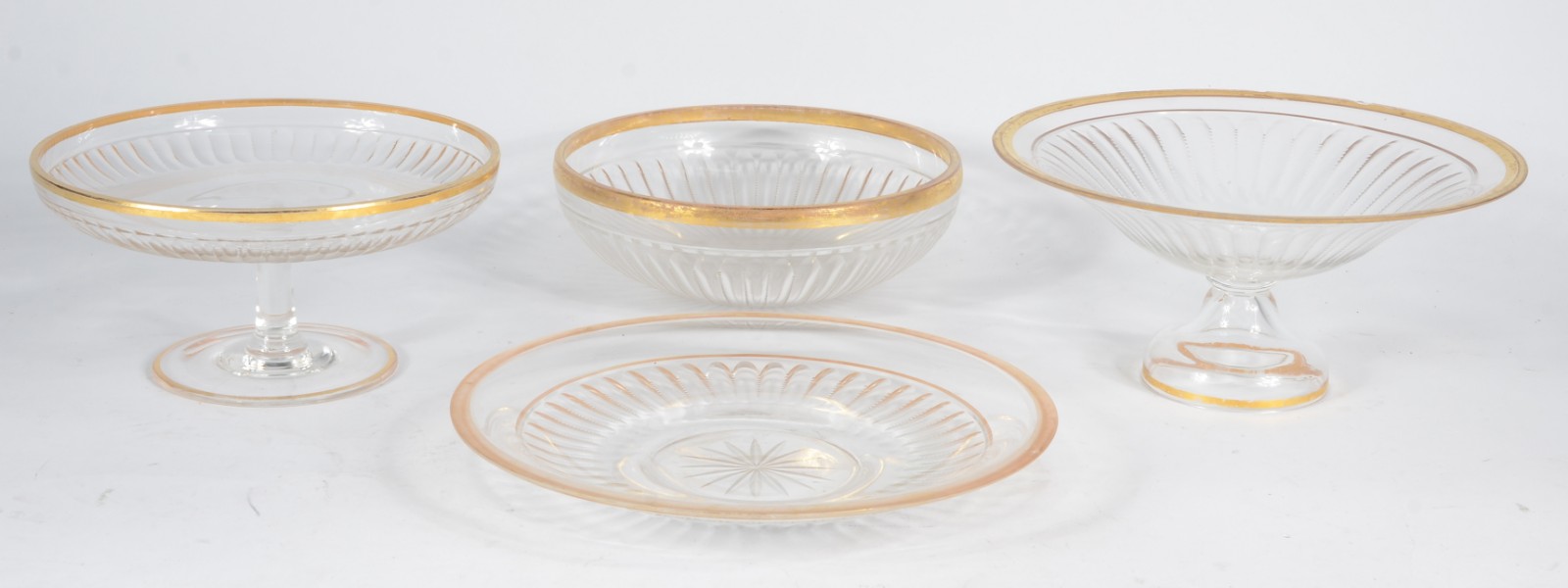 Quatro peças de cristal europeu com bojos gomados e bordas douradas... - foto 2 de 6