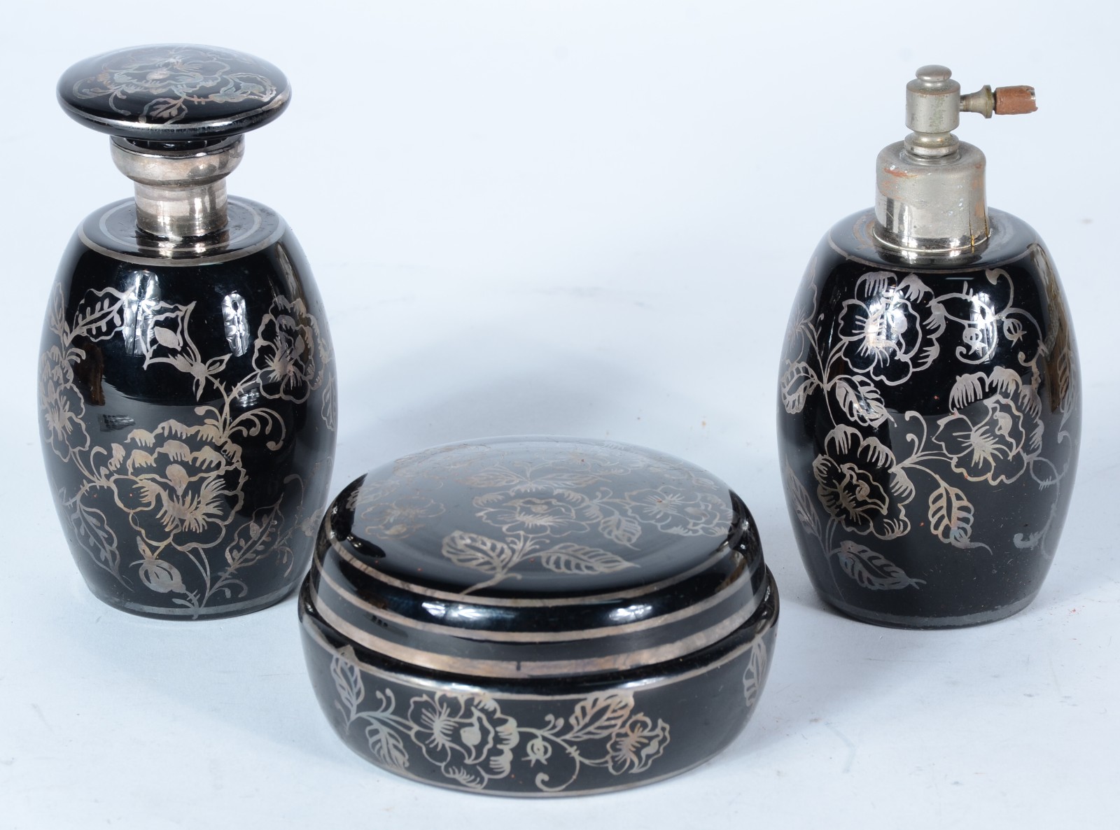 Conjunto com três peças para toilette de porcelana preta com detalhes... - foto 1 de 9