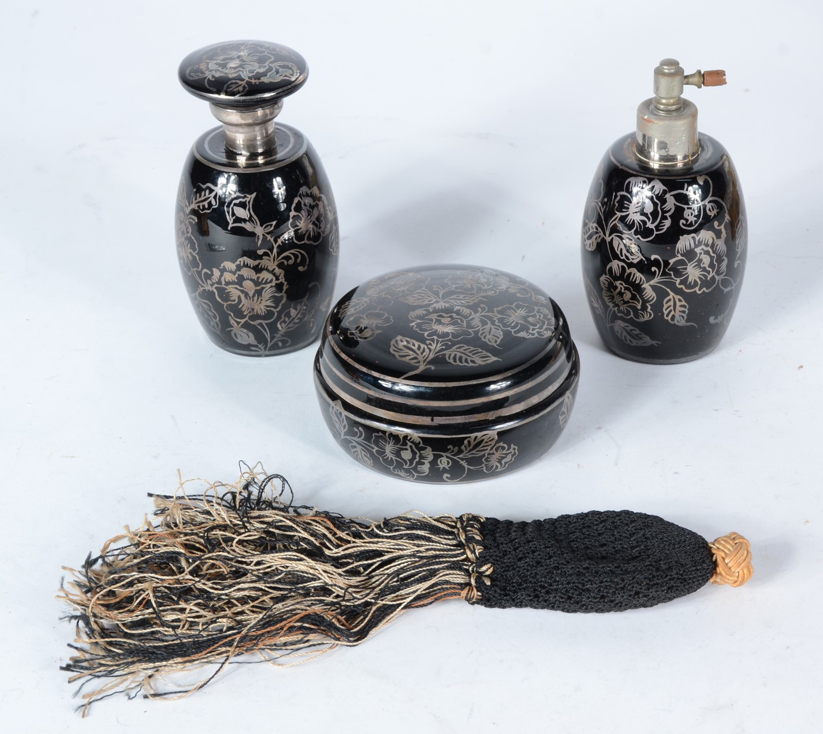 Conjunto com três peças para toilette de porcelana preta com detalhes... - foto 2 de 9