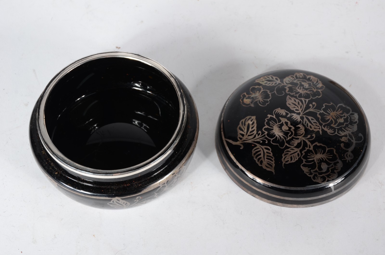 Conjunto com três peças para toilette de porcelana preta com detalhes... - foto 5 de 9