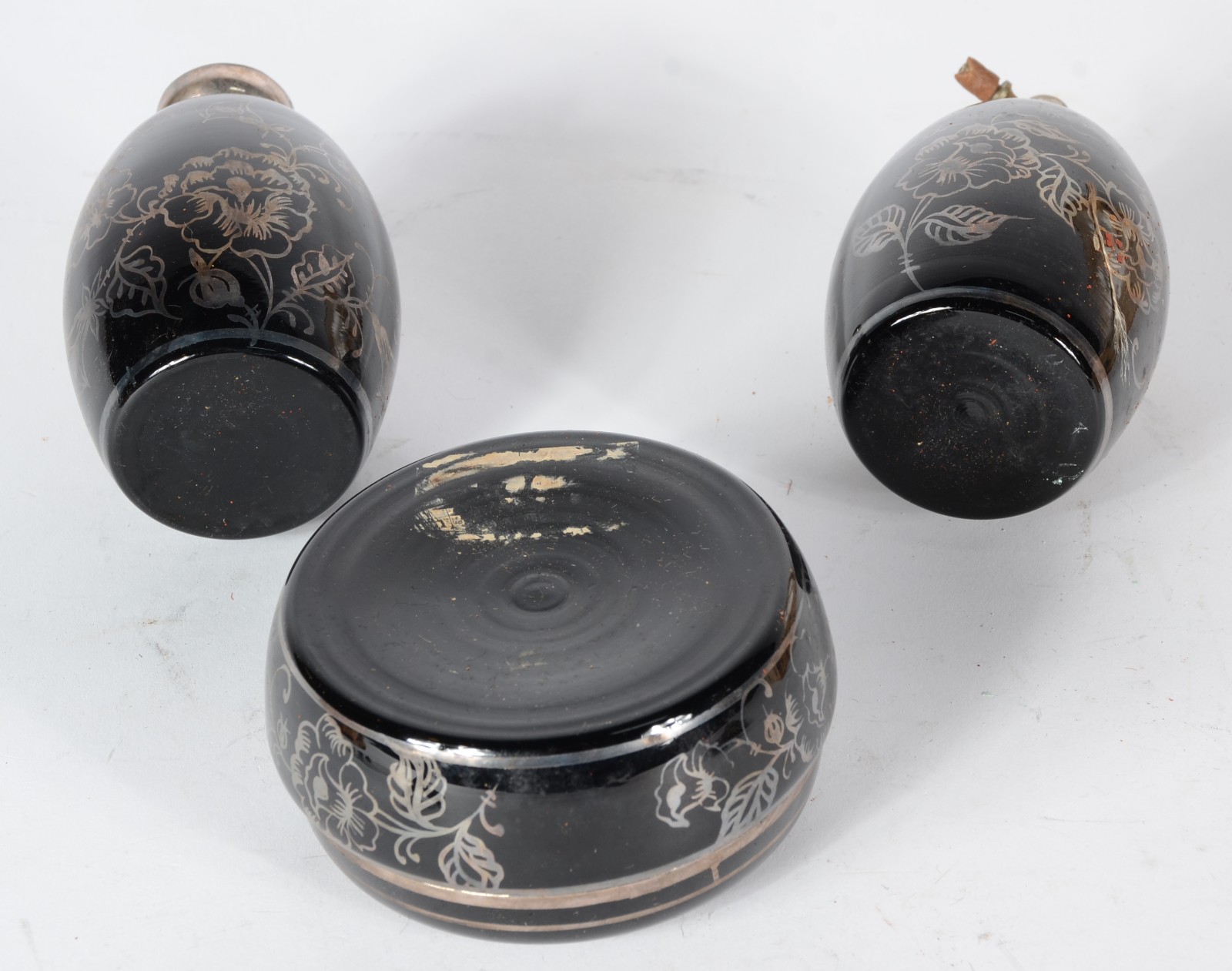 Conjunto com três peças para toilette de porcelana preta com detalhes... - foto 7 de 9