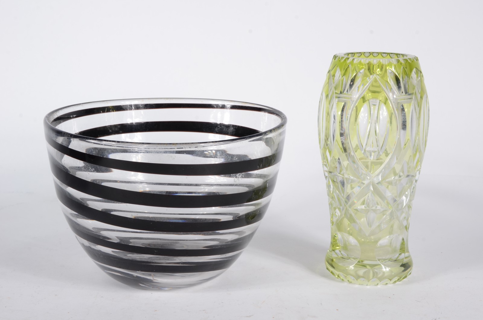 Dois vasos decorativos de vidro, sendo um com listras espirais em... - foto 1 de 5