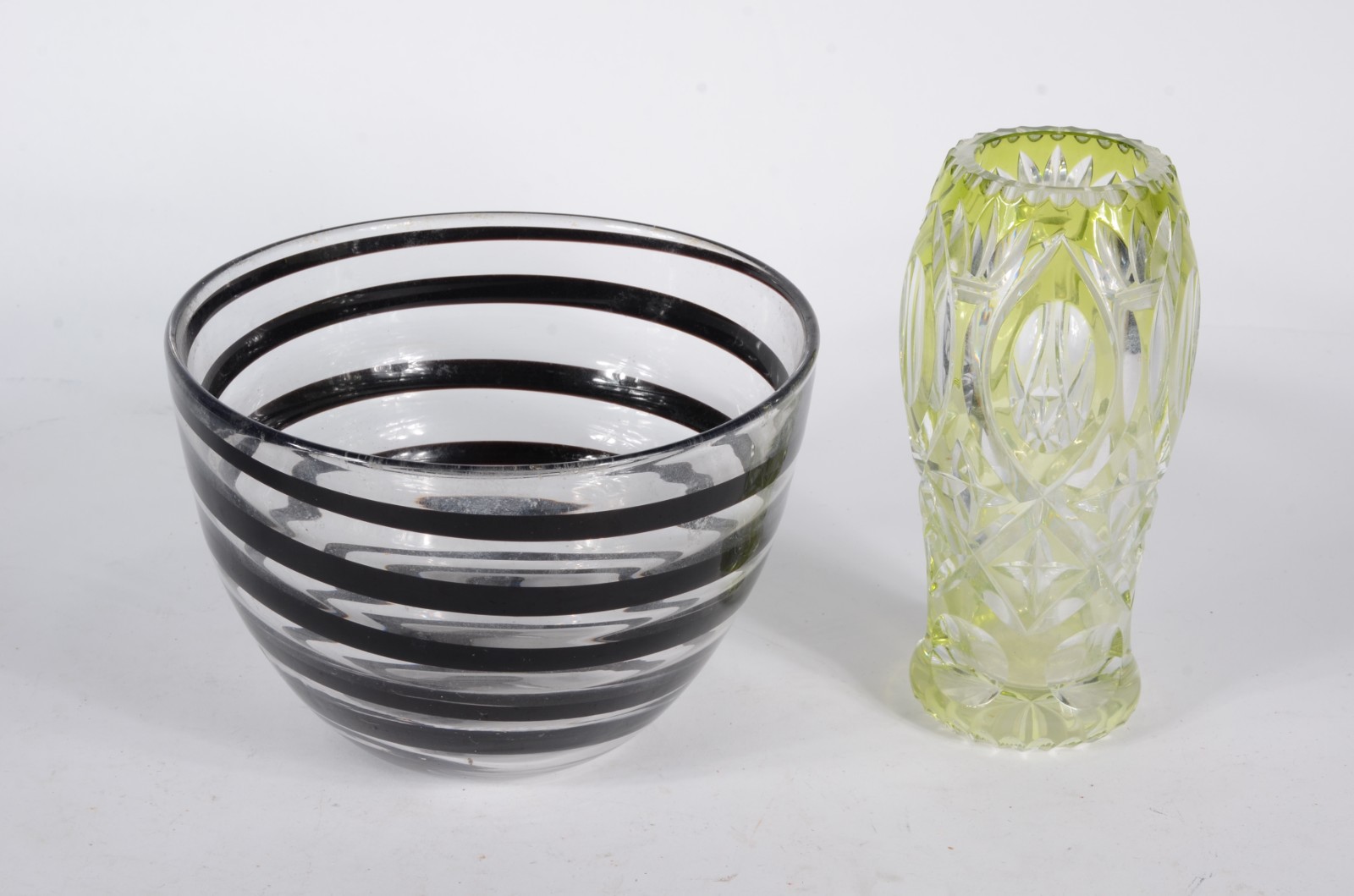 Dois vasos decorativos de vidro, sendo um com listras espirais em... - foto 2 de 5