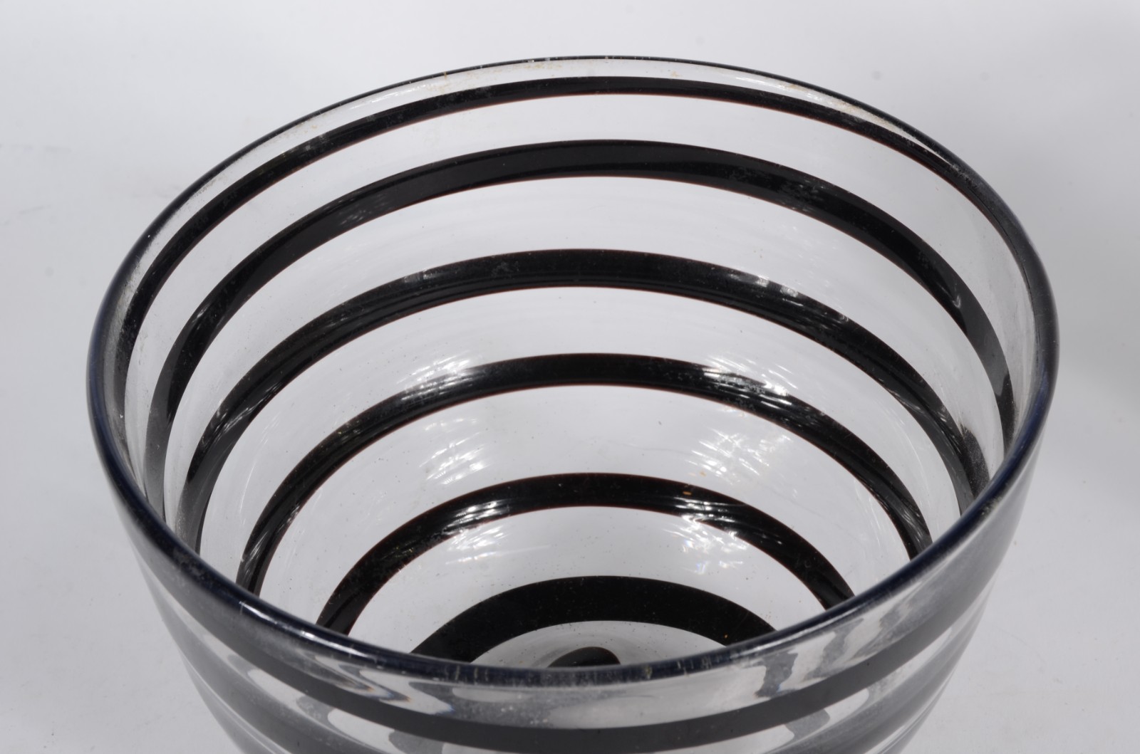 Dois vasos decorativos de vidro, sendo um com listras espirais em... - foto 3 de 5