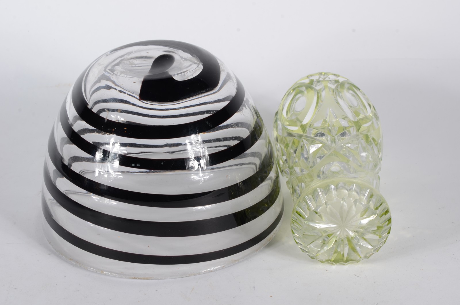 Dois vasos decorativos de vidro, sendo um com listras espirais em... - foto 4 de 5