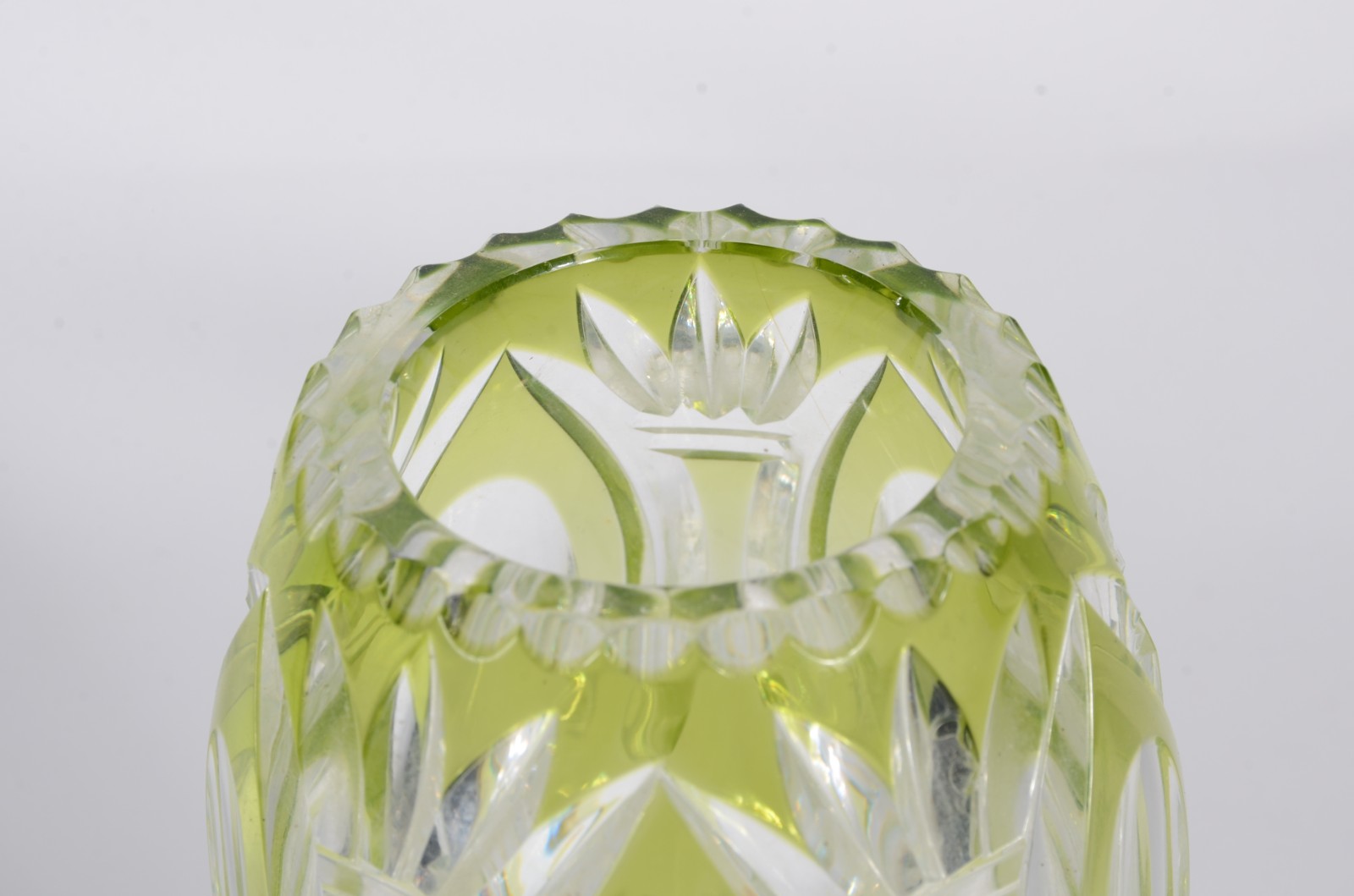 Dois vasos decorativos de vidro, sendo um com listras espirais em... - foto 5 de 5