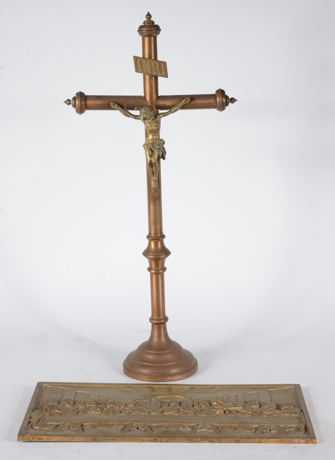 Duas peças sacras, sendo: santa ceia e crucifixo com figura de Cristo... - foto 1 de 5