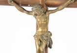 Duas peças sacras, sendo: santa ceia e crucifix... - Duas peças sacras, sendo: santa ceia e crucifixo com figura de Cristo de bronze.
