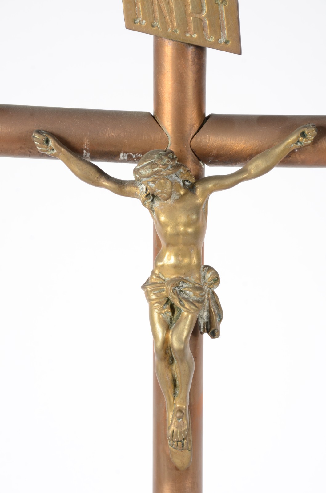 Duas peças sacras, sendo: santa ceia e crucifixo com figura de Cristo... - foto 3 de 5