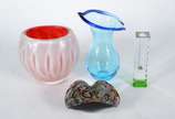 Quatro peças diversas de vidro decorativo, send... - Quatro peças diversas de vidro decorativo, sendo bowl vermelho e branco; vaso azul italiano com borda recortada, "Venezia Vetri"; solifleur com ...