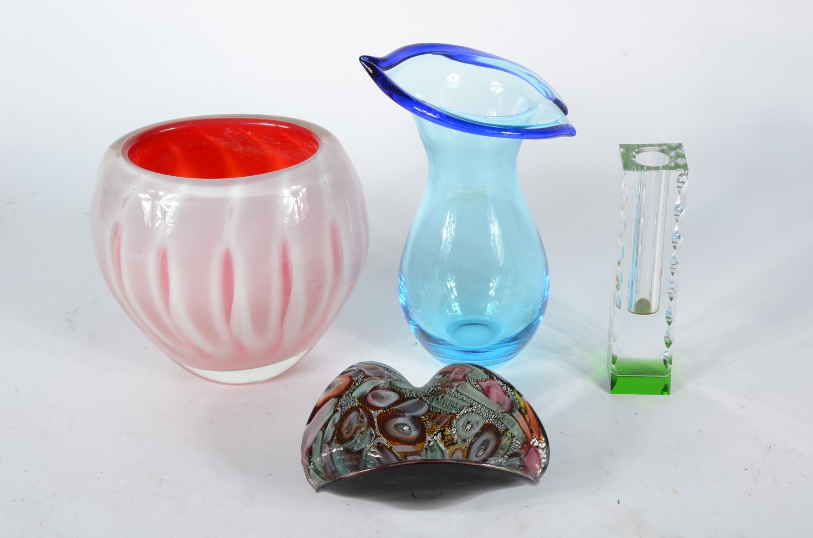 Quatro peças diversas de vidro decorativo, sendo bowl vermelho e... - foto 1 de 4