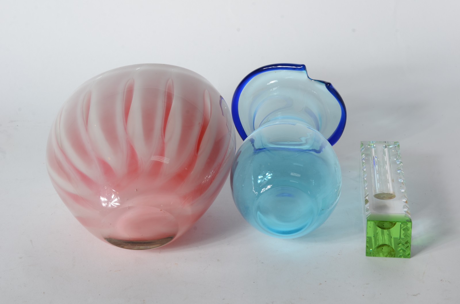 Quatro peças diversas de vidro decorativo, sendo bowl vermelho e... - foto 2 de 4