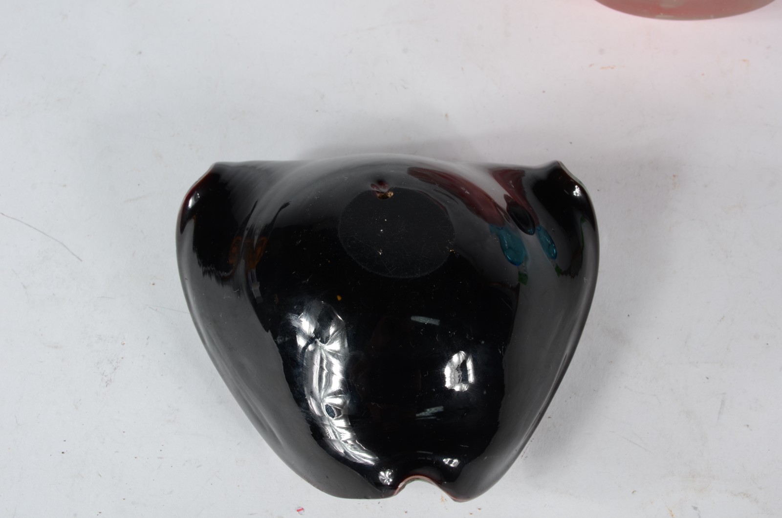 Quatro peças diversas de vidro decorativo, sendo bowl vermelho e... - foto 3 de 4