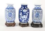 Três vasos de porcelana oriental azul e branco,... - Três vasos de porcelana oriental azul e branco, bases de madeira.