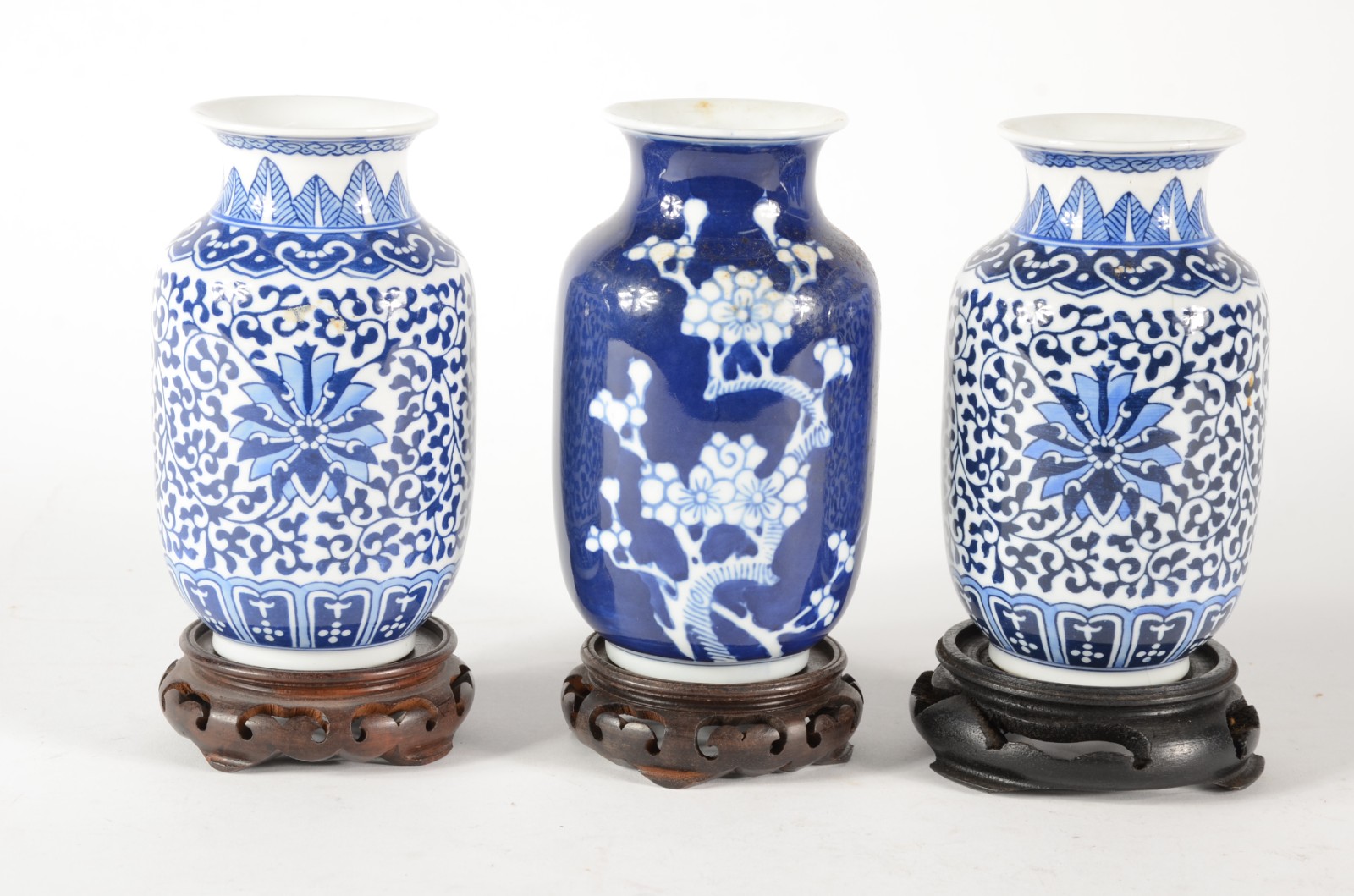 Três vasos de porcelana oriental azul e branco, bases de madeira. - foto 1 de 6