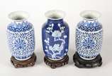 Três vasos de porcelana oriental azul e branco,... - Três vasos de porcelana oriental azul e branco, bases de madeira.