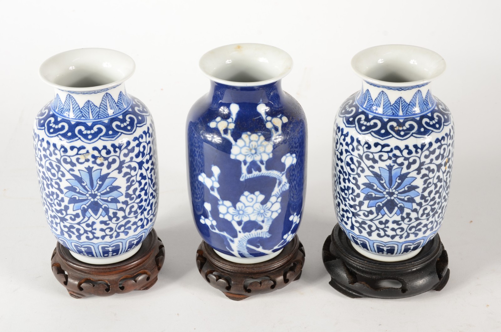 Três vasos de porcelana oriental azul e branco, bases de madeira. - foto 2 de 6