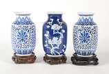 Três vasos de porcelana oriental azul e branco,... - Três vasos de porcelana oriental azul e branco, bases de madeira.