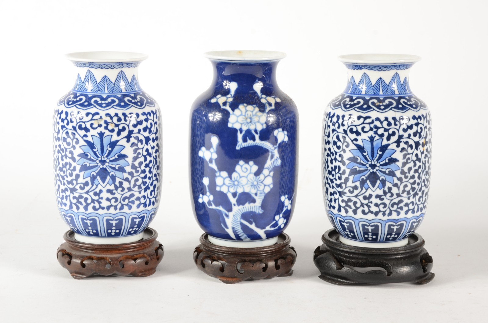 Três vasos de porcelana oriental azul e branco, bases de madeira. - foto 3 de 6