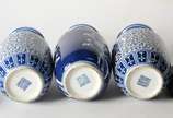Três vasos de porcelana oriental azul e branco,... - Três vasos de porcelana oriental azul e branco, bases de madeira.