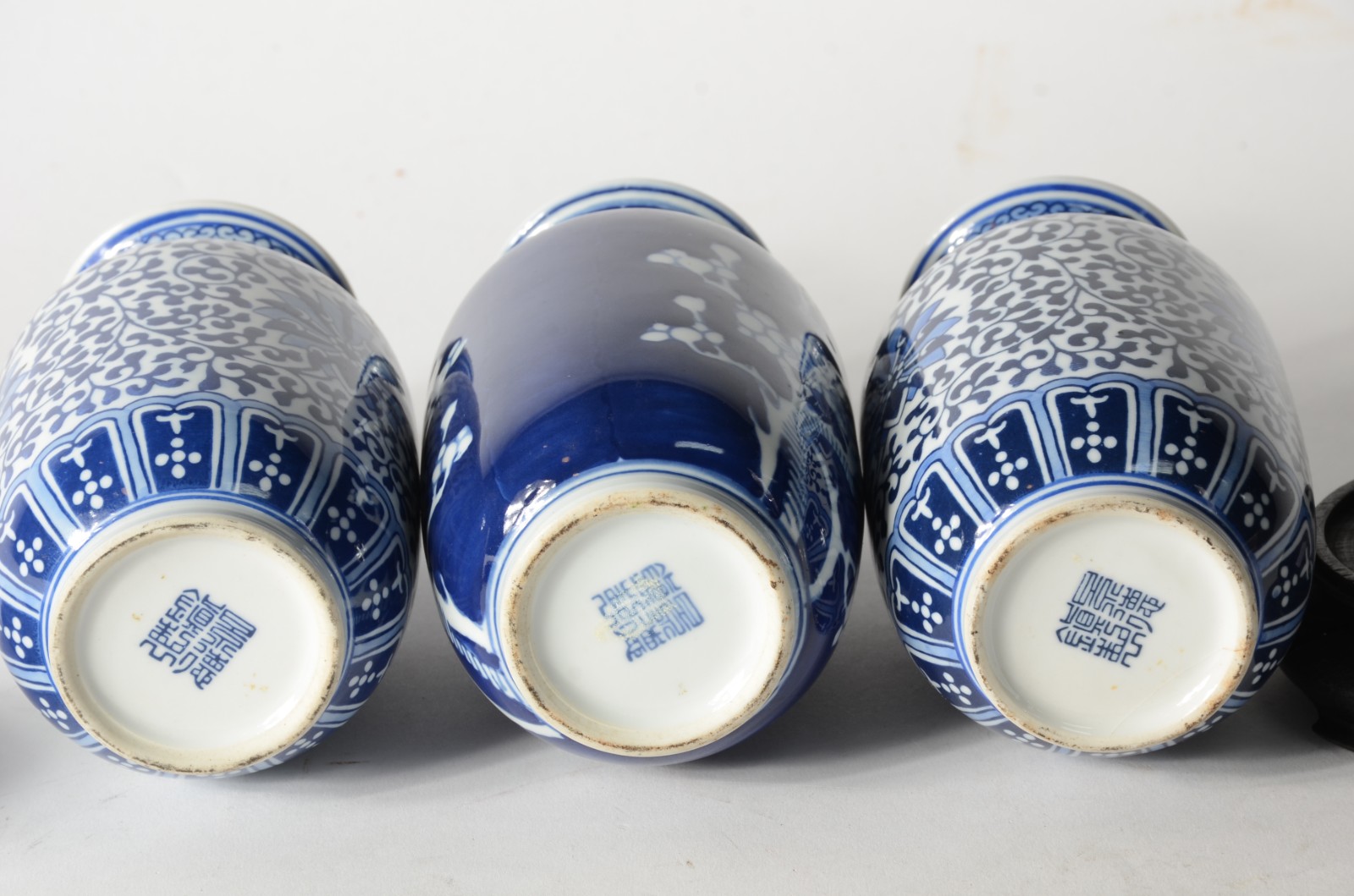 Três vasos de porcelana oriental azul e branco, bases de madeira. - foto 4 de 6