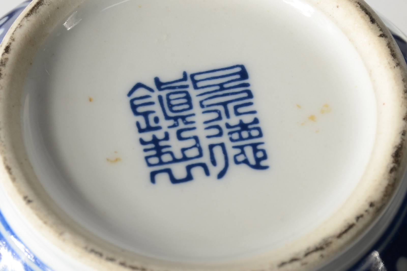 Três vasos de porcelana oriental azul e branco, bases de madeira. - foto 5 de 6