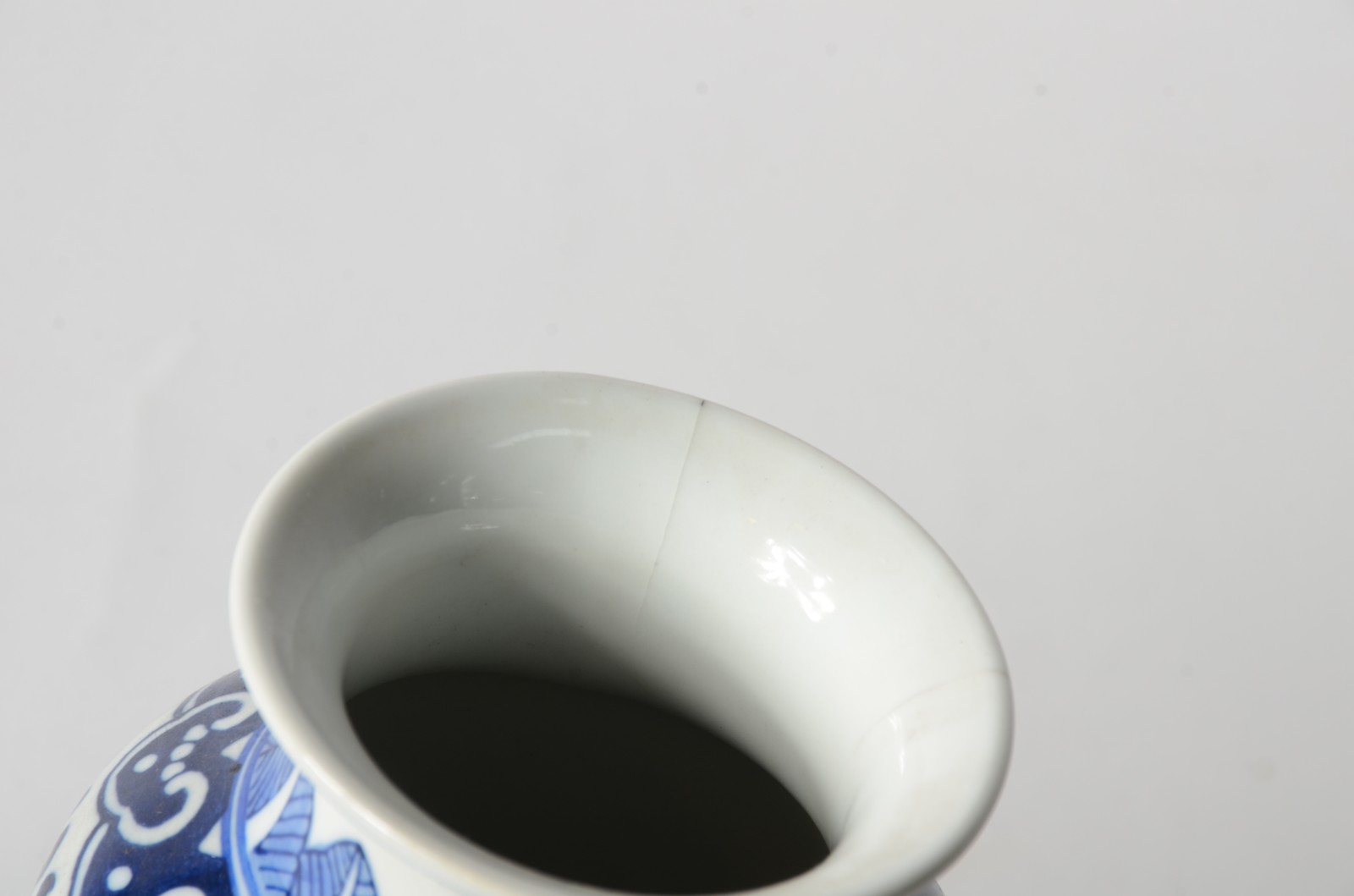 Três vasos de porcelana oriental azul e branco, bases de madeira. - foto 6 de 6