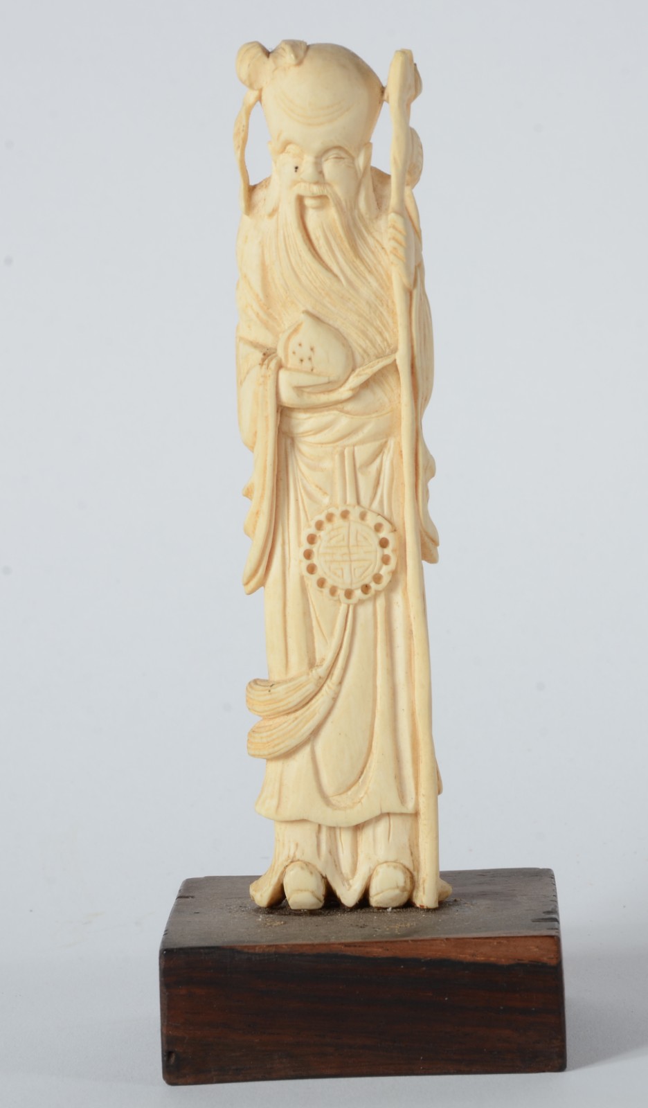 Estatueta de marfim representando figura com cajado. Base de madeira. - foto 1 de 5