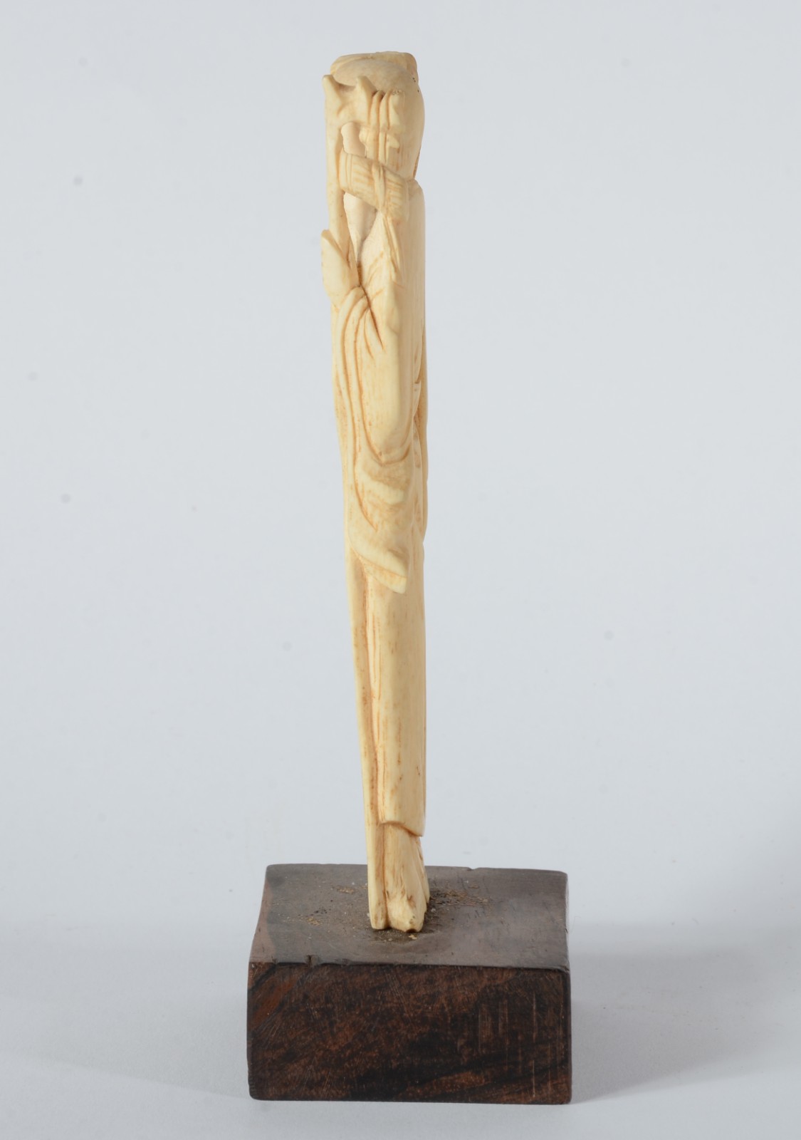 Estatueta de marfim representando figura com cajado. Base de madeira. - foto 2 de 5