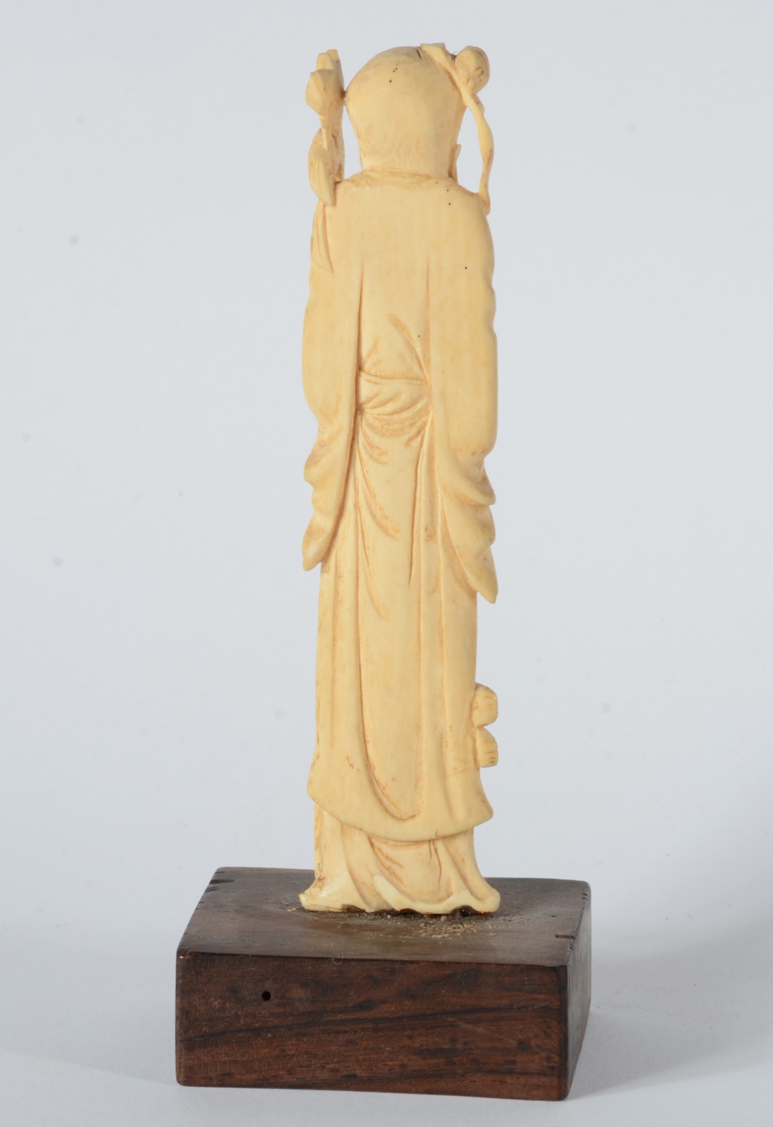 Estatueta de marfim representando figura com cajado. Base de madeira. - foto 4 de 5
