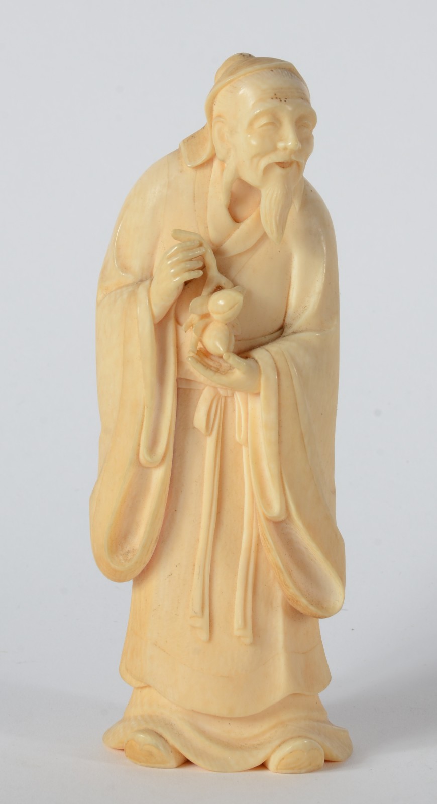 Estatueta de marfim representando ancião com pêssegos. Selo vermelho... - foto 1 de 5