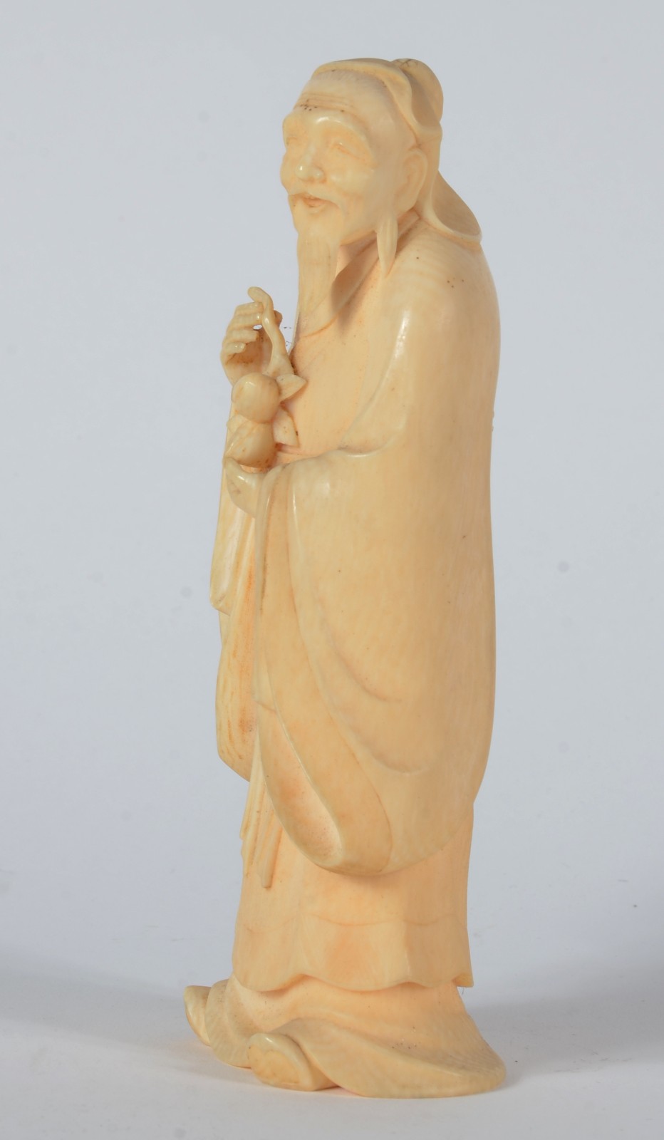 Estatueta de marfim representando ancião com pêssegos. Selo vermelho... - foto 2 de 5