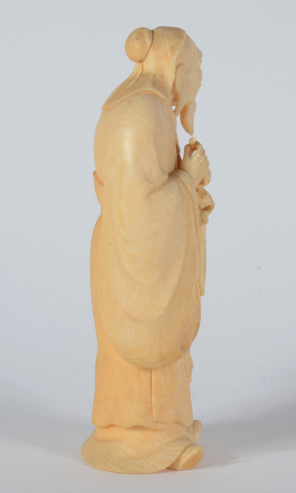 Estatueta de marfim representando ancião com pêssegos. Selo vermelho... - foto 3 de 5