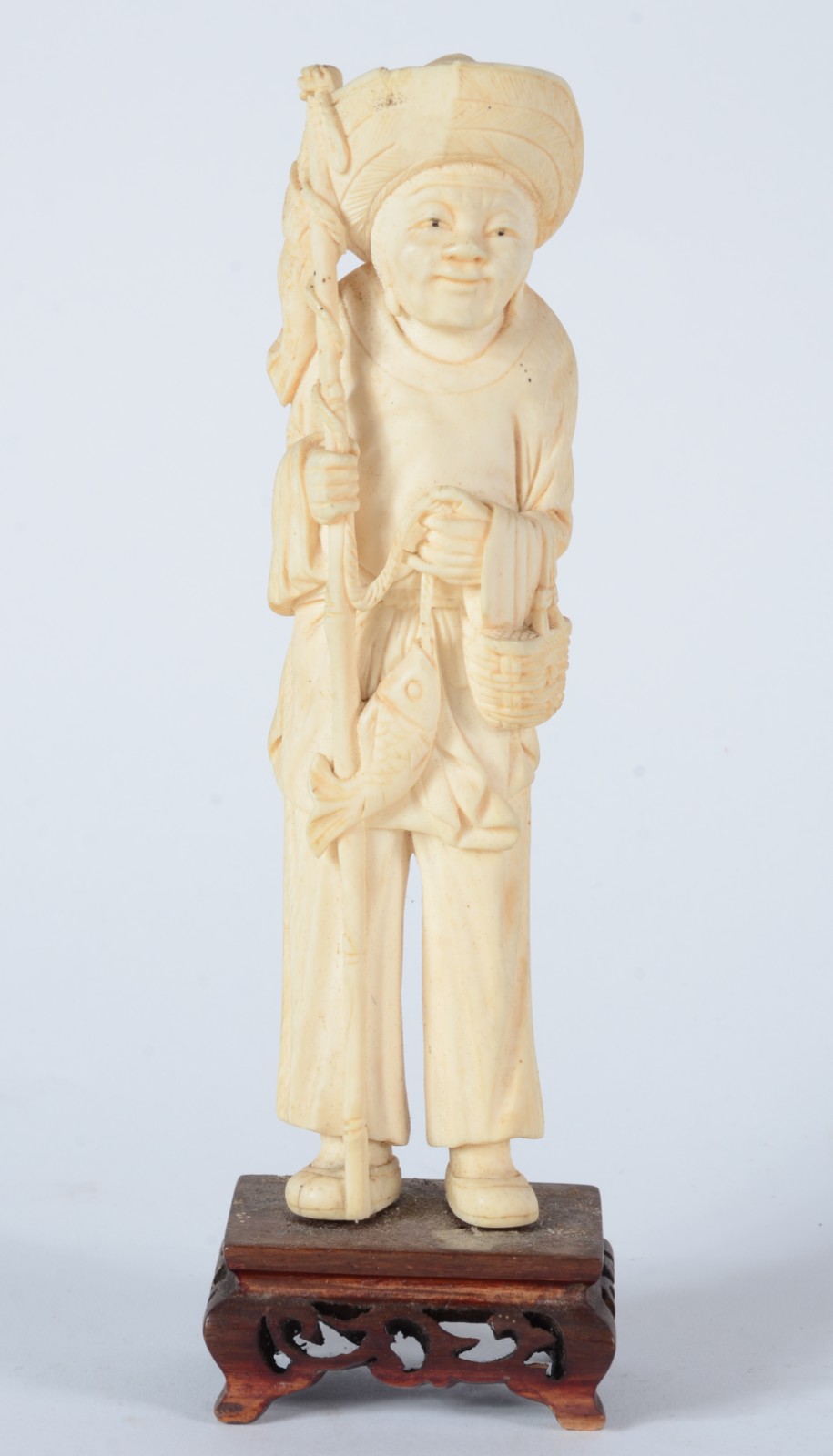 Estatueta de marfim representando pescador, base de madeira. - foto 1 de 5