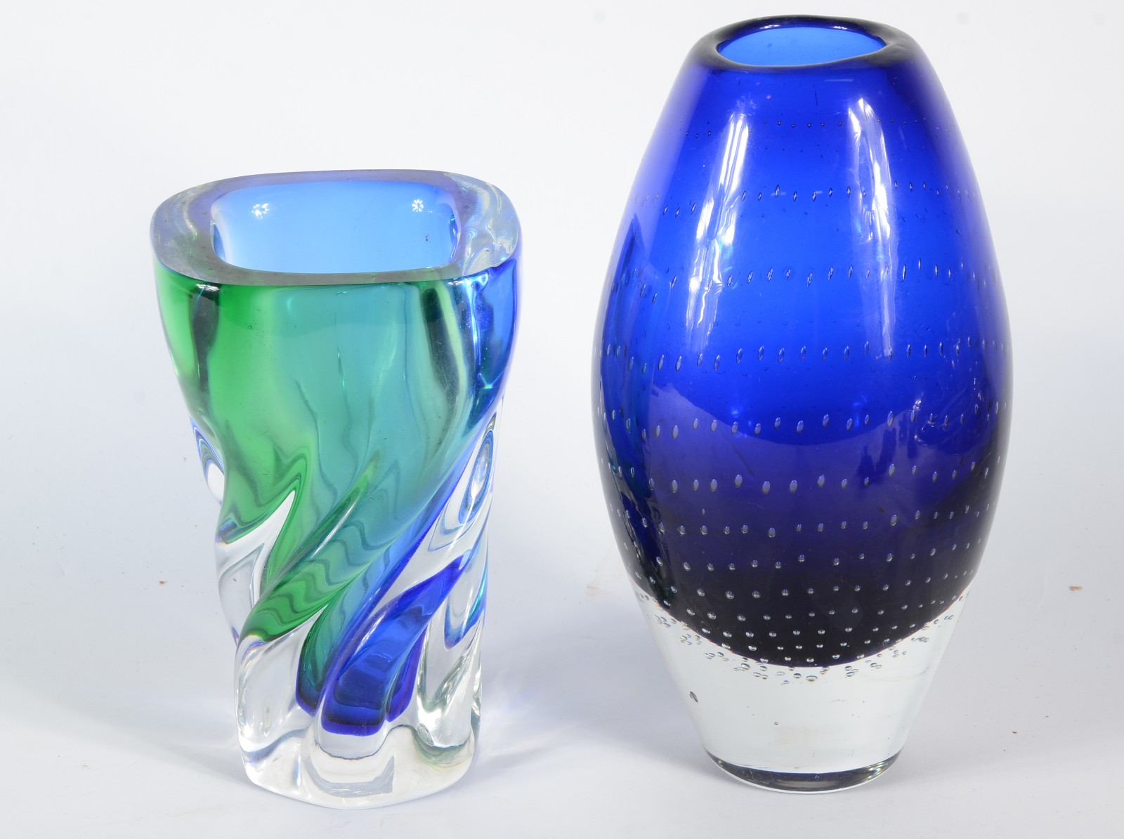 Dois vasos de vidro decorativo, sendo um azul e verde e outro azul... - foto 1 de 4