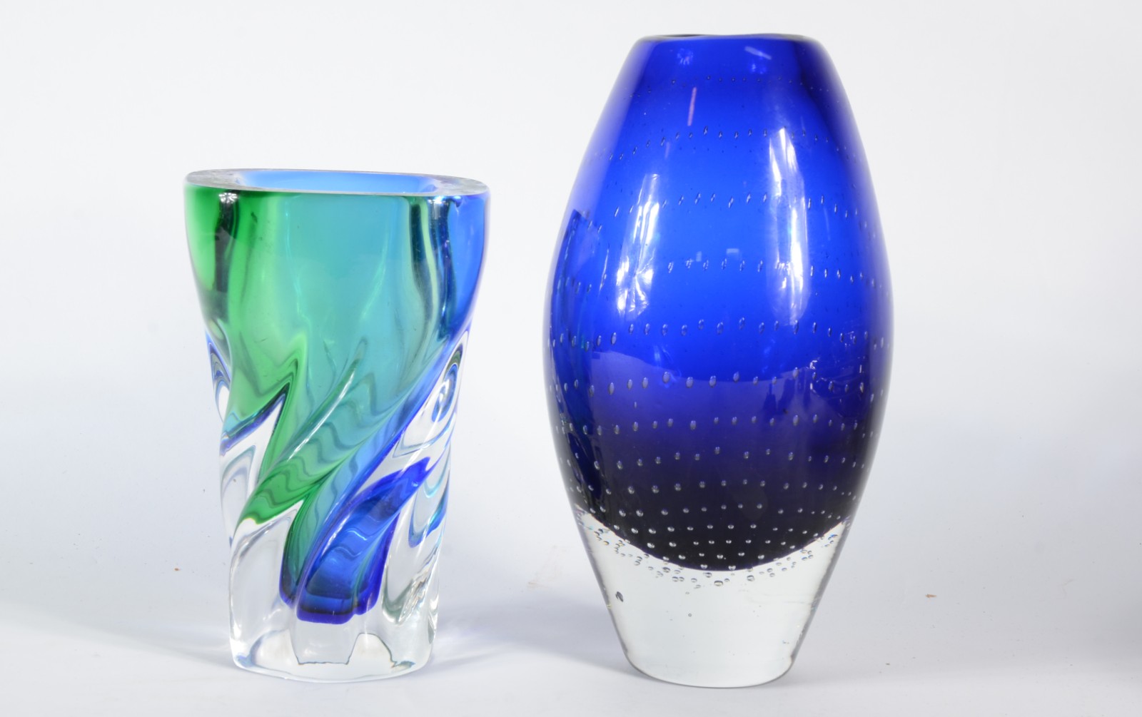 Dois vasos de vidro decorativo, sendo um azul e verde e outro azul... - foto 2 de 4