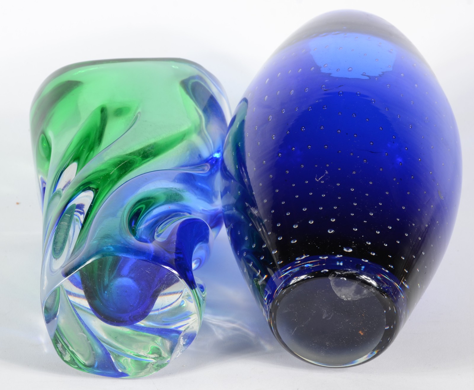 Dois vasos de vidro decorativo, sendo um azul e verde e outro azul... - foto 3 de 4