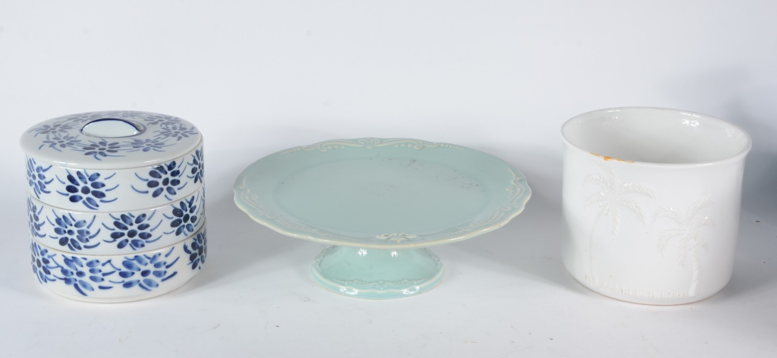 Três peças diversas de porcelana/cerâmica, sendo: prato de pé alto... - foto 1 de 7