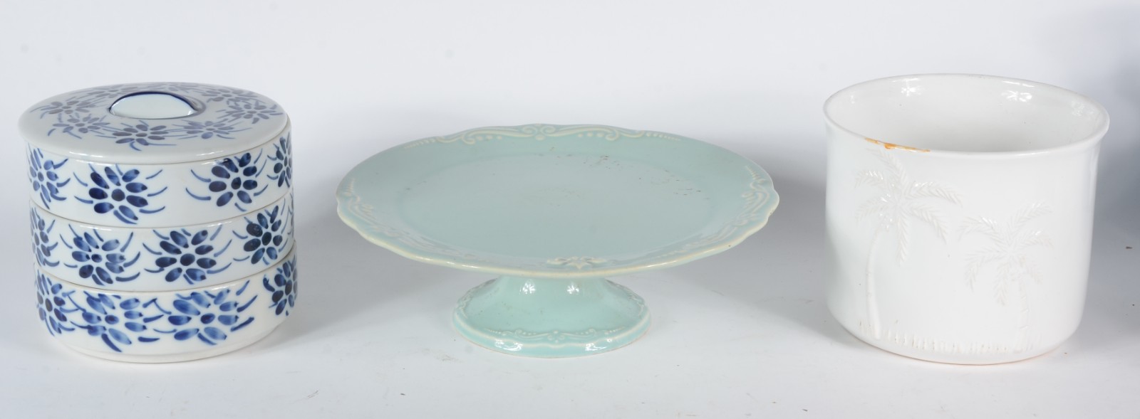 Três peças diversas de porcelana/cerâmica, sendo: prato de pé alto... - foto 2 de 7