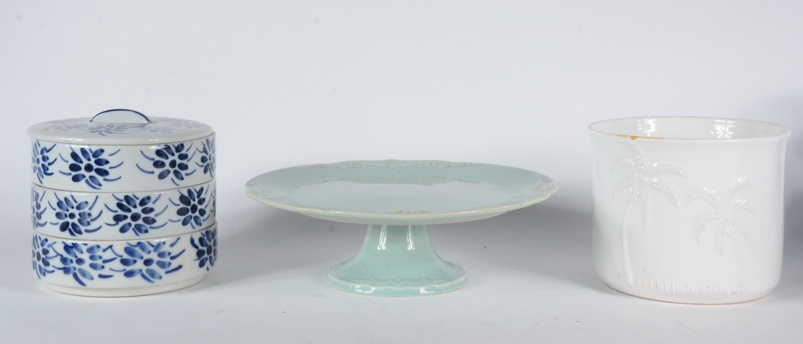 Três peças diversas de porcelana/cerâmica, sendo: prato de pé alto... - foto 3 de 7